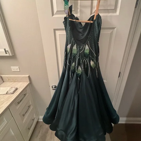 Elegant Green Evening Gown - Picture 3 of 8